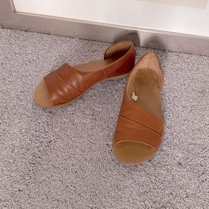 Universal thread flat sandals